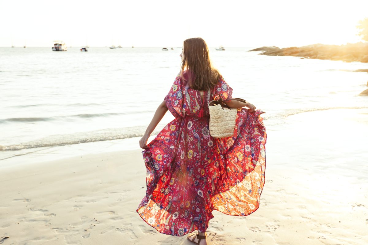 Femme en robe longue bohème à la plage