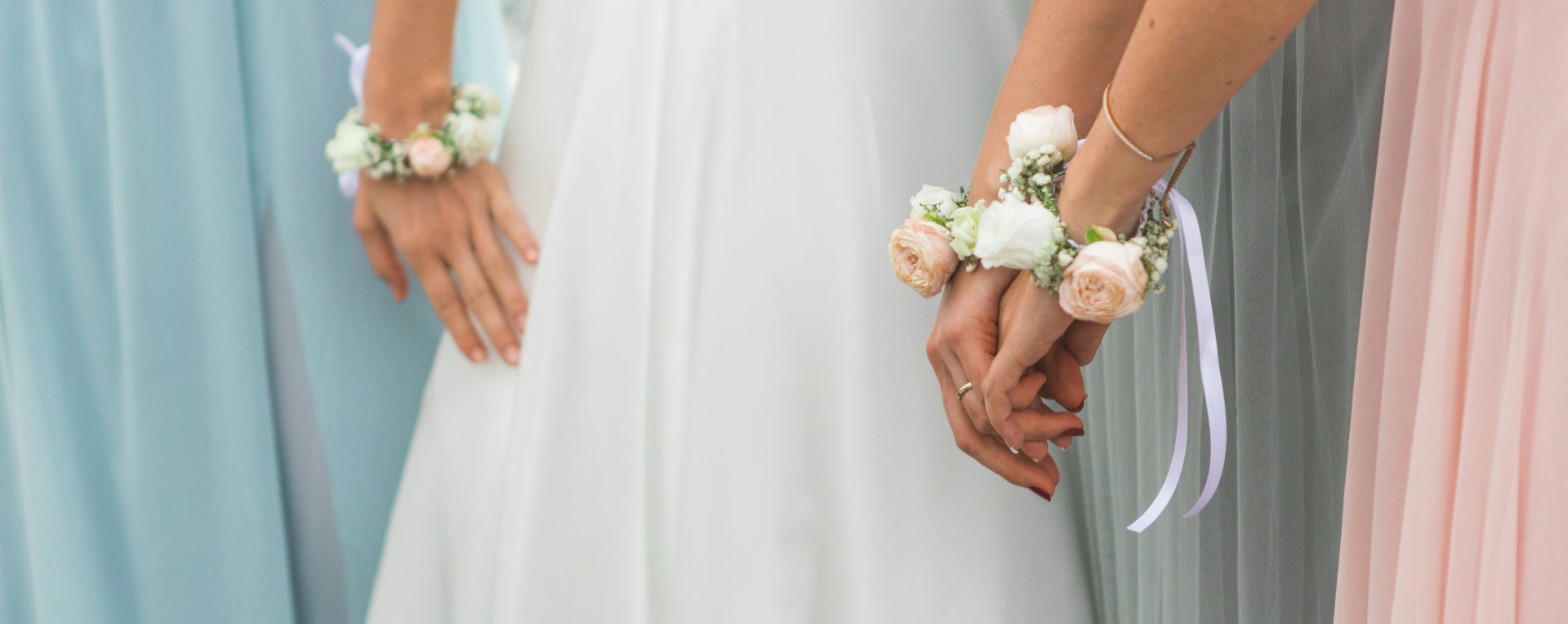 L'élégance des robes en satin : longueurs et occasions