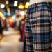 image-dun-mannequin-portant-un-pantalon-a-carreaux-dans-un-magasin-de-vetements-mettant-en-valeur-le-tissu-et-lambiance-du-magasin