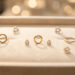 Sélection élégante de bijoux symboliques posés sur un écrin clair, ambiance douce et raffinée.