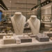 Vitrine lumineuse d’une bijouterie moderne présentant des bagues et des colliers élégamment disposés dans une galerie commerciale à Cherbourg.